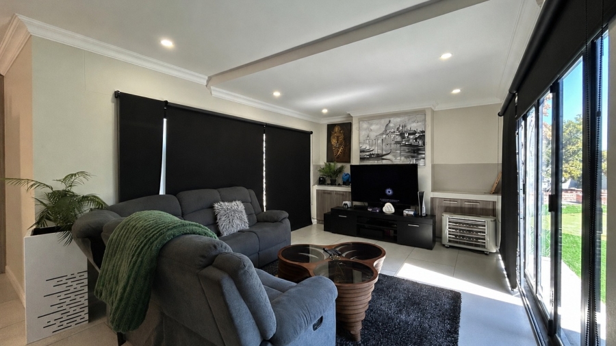To Let 4 Bedroom Property for Rent in Sandown Western Cape